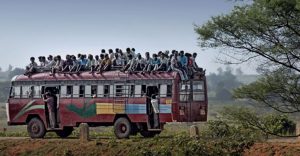 Turistas-viajando-en-autobus-en-India