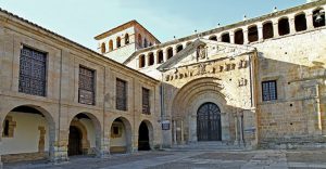 entrada capilla santillana del mar