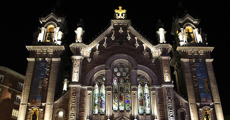 entrada catedral de oviedo noche