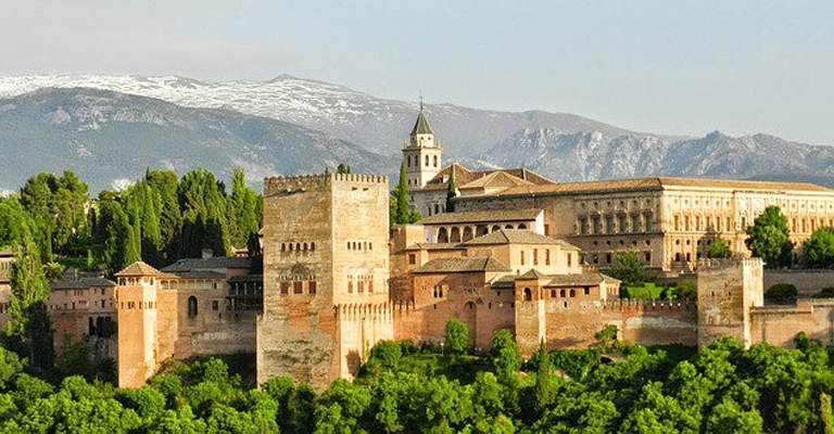 palacio de la alhambra en españa en invierno
