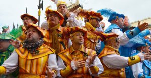 Pasacalle-durante-los-carnavales-de-cadiz