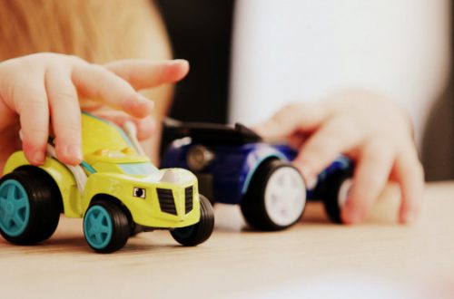 niño jugando coches juguetes