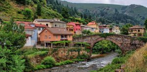 pueblo con rio en asturias