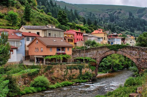 pueblo con rio en asturias